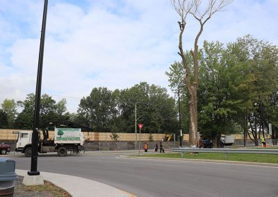 arriver du camion transporteur(abattage d'arbre) - Service d'entretien d'arbres Viau