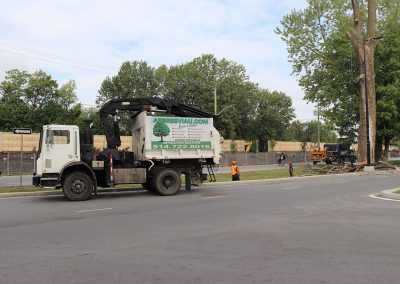 Camion avec grue - Abattage Arbres Viau à Terrebonne