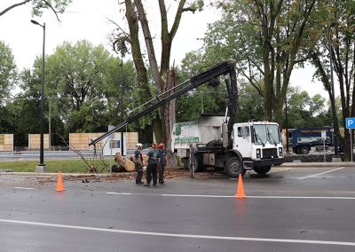 Camion avec grue déployé - Abattage Arbres Viau à Terrebonne