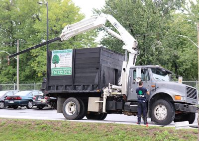 Grue montée sur notre camion (abattage d'arbre) - Service d'entretien d'arbres Viau