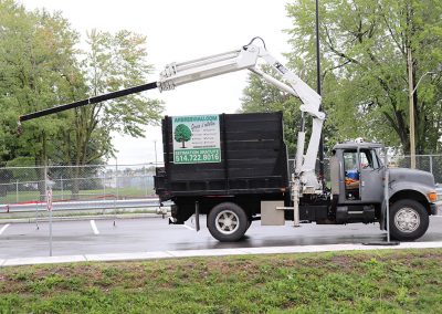 Utilisation de grue montée sur un camion (abattage d'arbre) - Service d'entretien d'arbres Viau