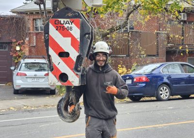 Grue de transport de troncs arbres- Service abattage arbre sur la Rive-Sud de Montréal et ses environ - Services entretiens Arbres Viau