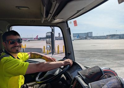 Équipe en chemin vers les arbres de l'Aéroport de Montréal - Service haubanage arbre à Montréal et ses environs - Arbre Viau